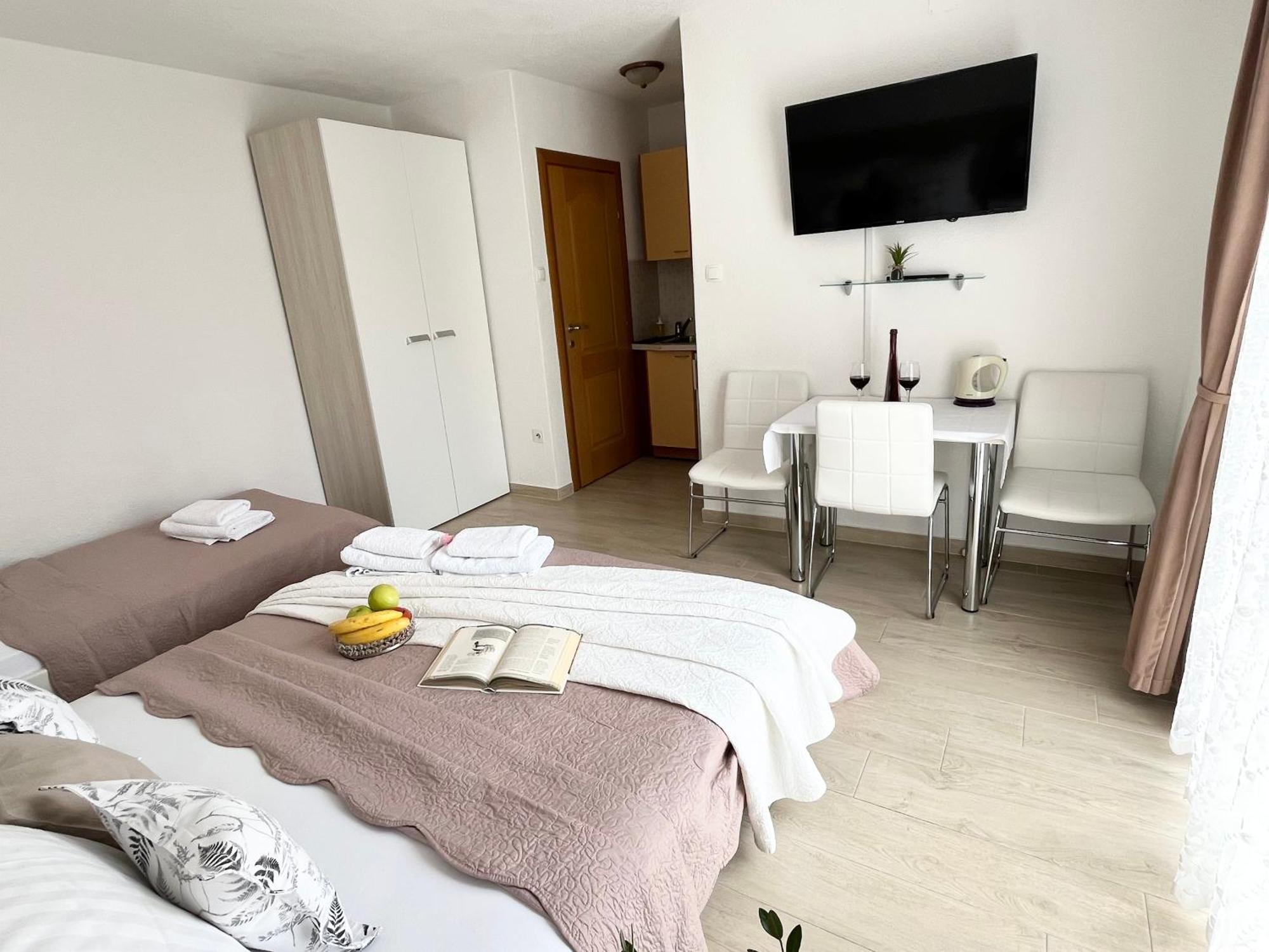Apartments Irma Baška Voda Esterno foto